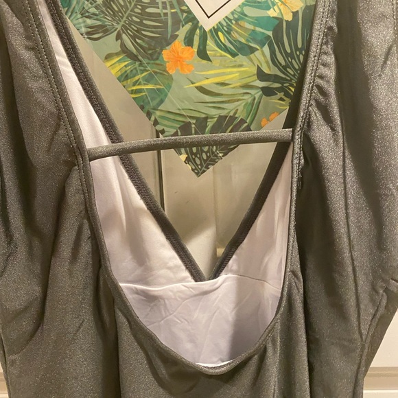 CUPSHE Grey Ruffle detail one piece swimsuit - Picture 5 of 9